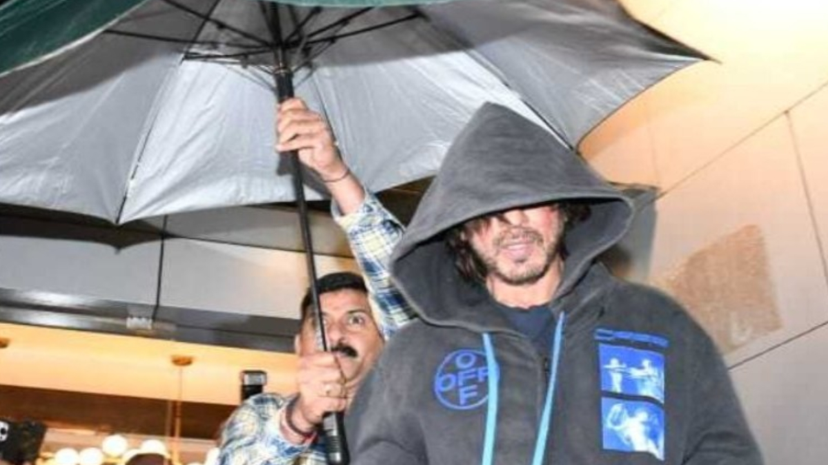 shah-rukh-khan-mobbed-outside-mumbai-clinic-gets-angry-at-fan-as-he-tries-to-click-photo-viral-video